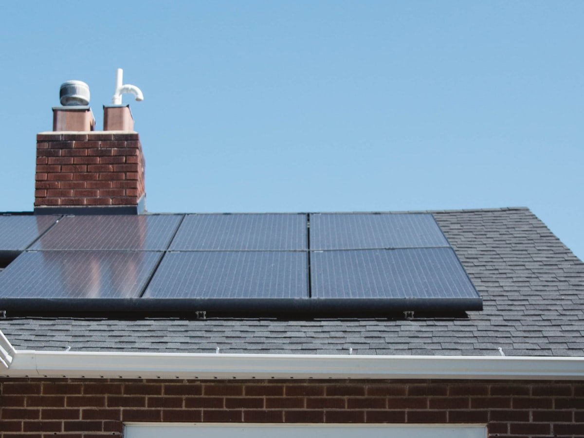 Paneles solares instalados en el techo de una casa
